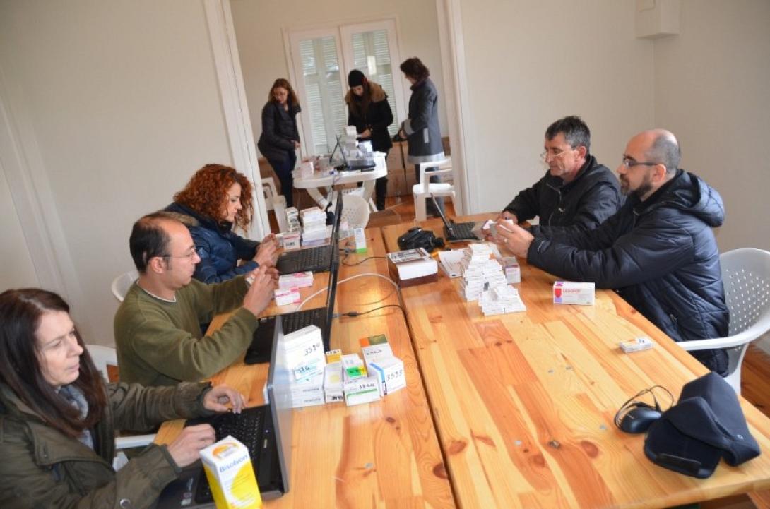 Ένα κοινωνικό φαρμακείο εθελοντών βάζει ... τα γυαλιά στο Εθνικό Σύστημα υγείας