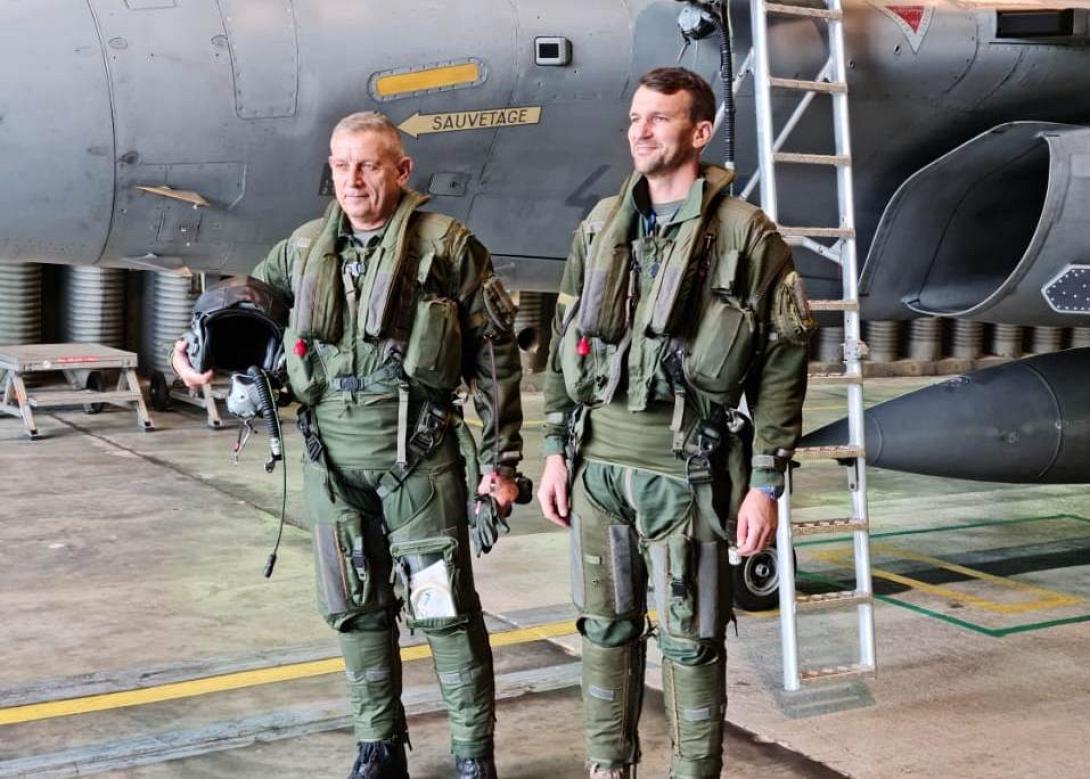 Εμφανώς ενθουσιασμένος από την εμπειρία, ο Στρατηγός Κωνσταντίνος Φλώρος τονίζει ότι ένιωσε δέος από την πτήση στο γαλλικό ουρανό, ενώ σημειώνει ότι σύντομα τα αεροσκάφη θα βρίσκονται και στην Ελλάδα.