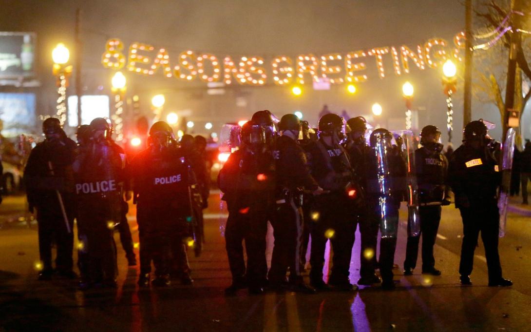 Η Εθνοφρουρά έφτασε στο Φέργκιουσον - Πυρά, πυρπολήσεις και λεηλασίες 