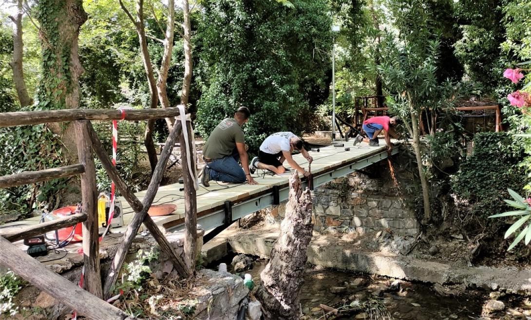 Νέο γεφυράκι ενώνει την πλατεία με την παιδική χαρά στο Φόδελε
