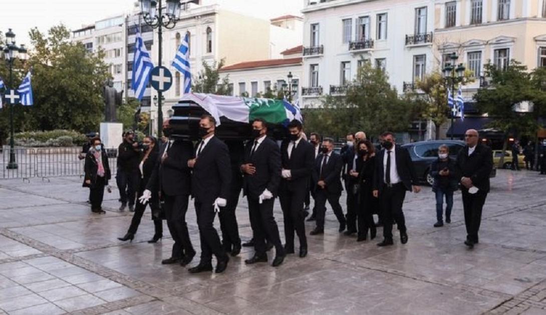 με την ελληνική σημαία, τη σημαία του ΠΑΣΟκ και τη σημαία του ΚΙΝΑΛ σκεπασμένο το φέρετρο