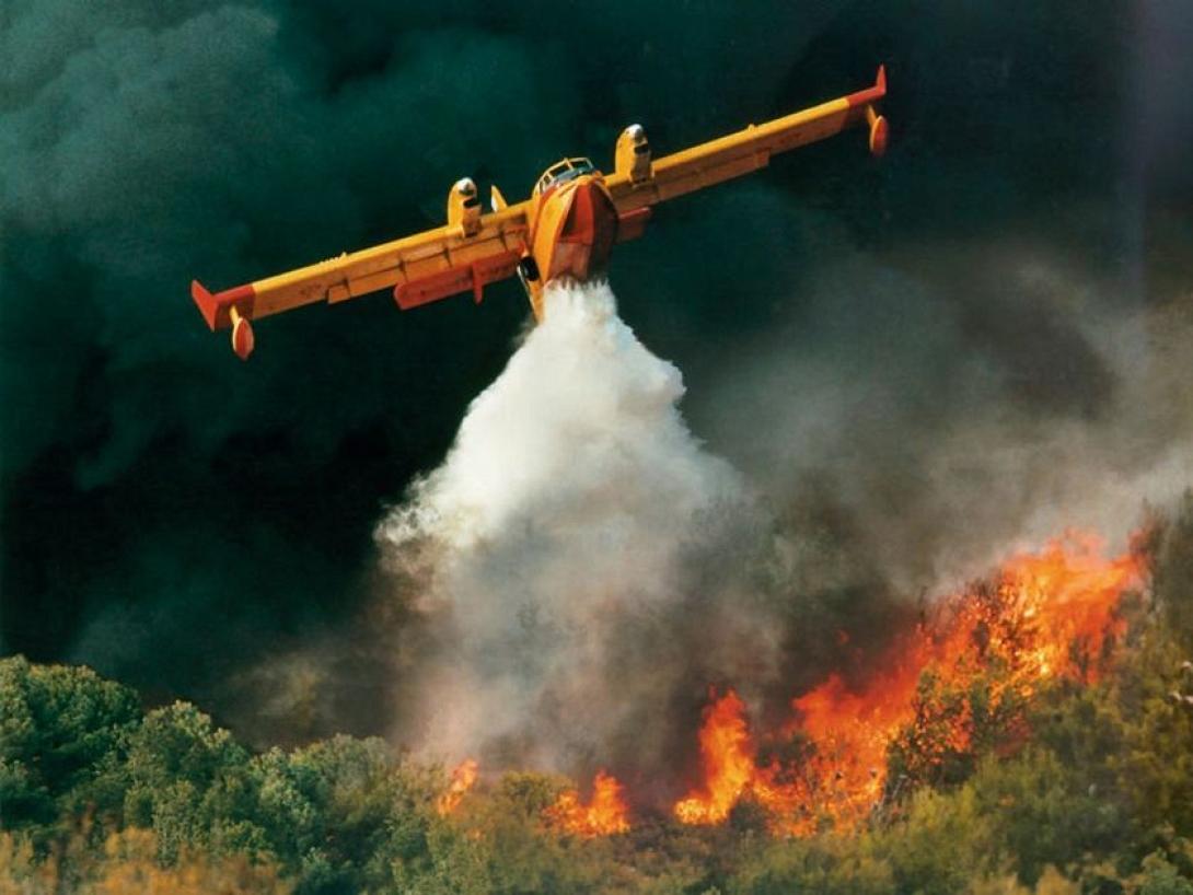 Μεγάλη φωτιά στην Κερατέα απειλεί κατοικημένες περιοχές