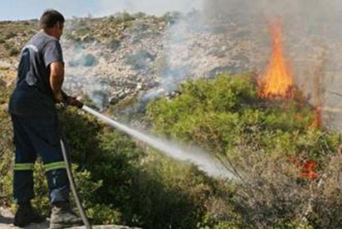 Σε εξέλιξη πυρκαγιά στις Στέρνες Ακρωτηρίου 