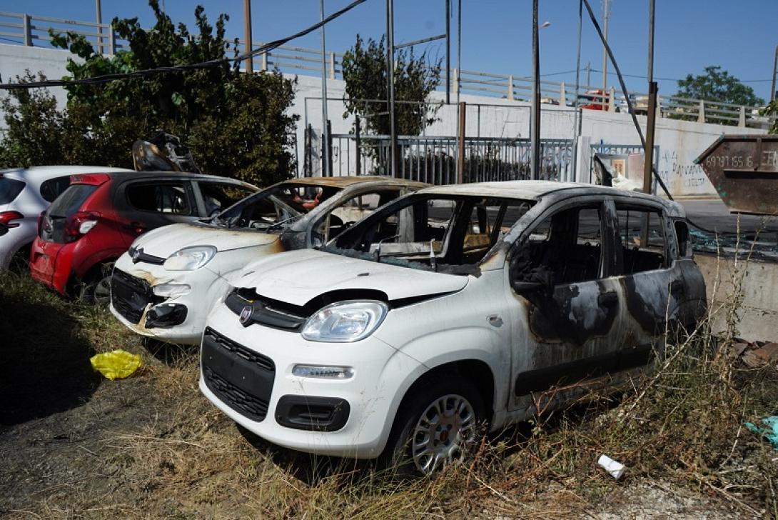Η φωτιά επεκτάθηκε γρήγορα στη μάντρα αυτοκινήτων