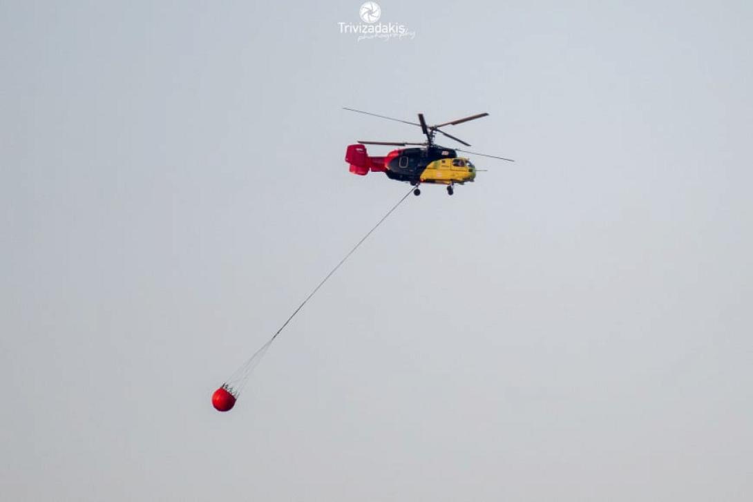 Το ελικόπτερο την ώρα που επιχειρούσε για τη φωτιά στο Γεράκι - Φωτογραφία Γιώργος Τριβυζαδάκης