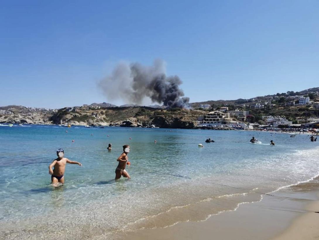 Η φωτιά από την παραλία της Αγίας Πελαγίας