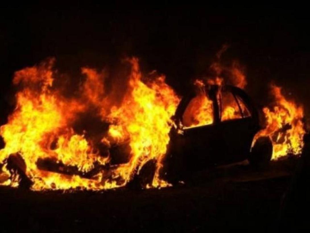 Στις φλόγες τυλίχθηκε αγροτικό αυτοκίνητο