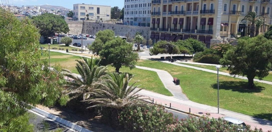 Εργασίες συντήρησης των χώρων πρασίνου στην παραλιακή