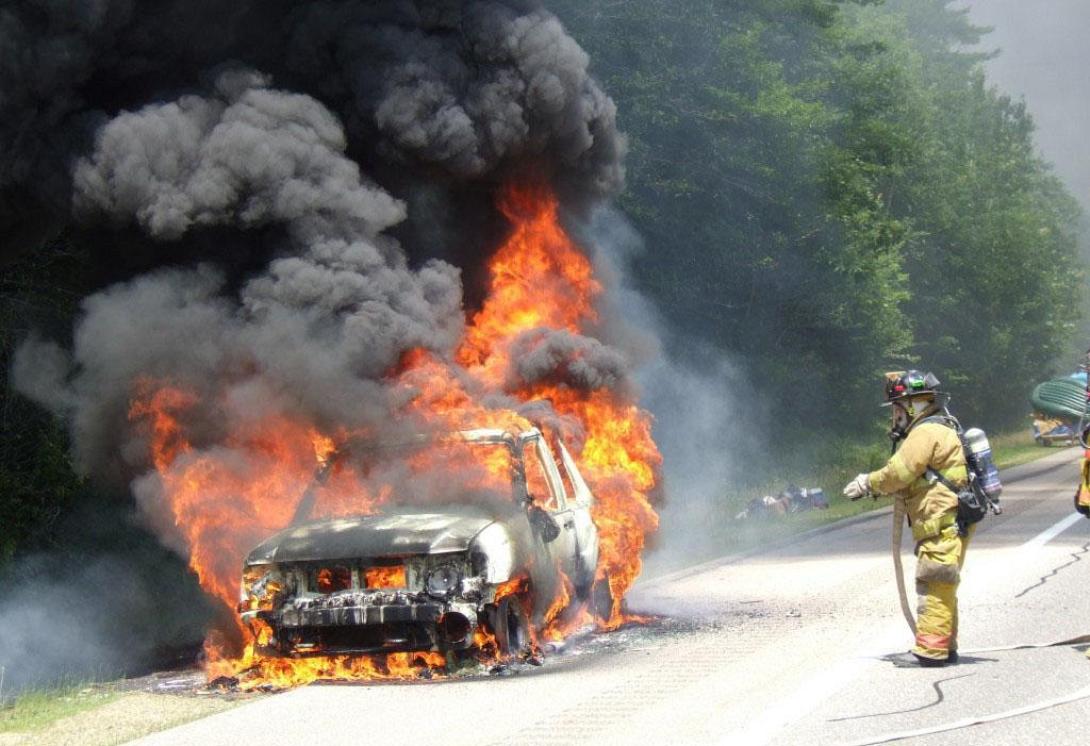Παραλίγο τραγωδία στην εθνική οδό στο ύψος της Αγίας Πελαγίας από φωτιά σε μίνι-μπας