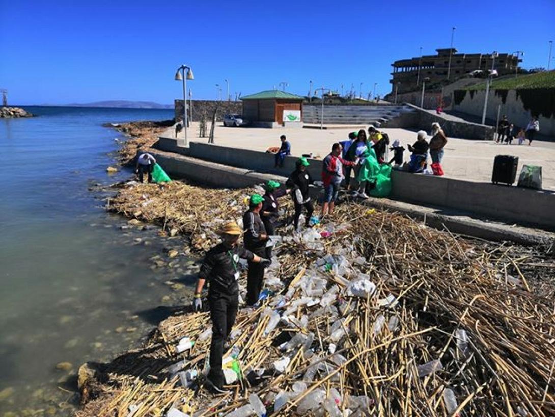 σκουπίδια παραλιακή