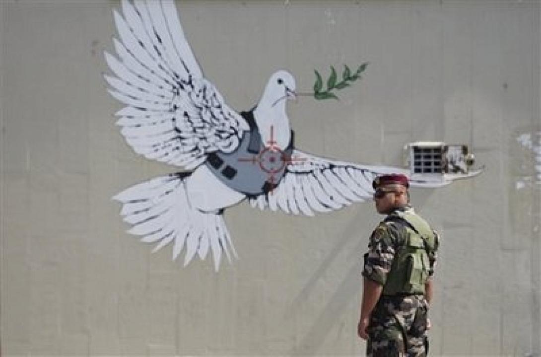 Ο Bansky &quot;χρωματίζει&quot; την Γάζα και στέλνει ένα αντιπολεμικό μήνυμα (βίντεο)