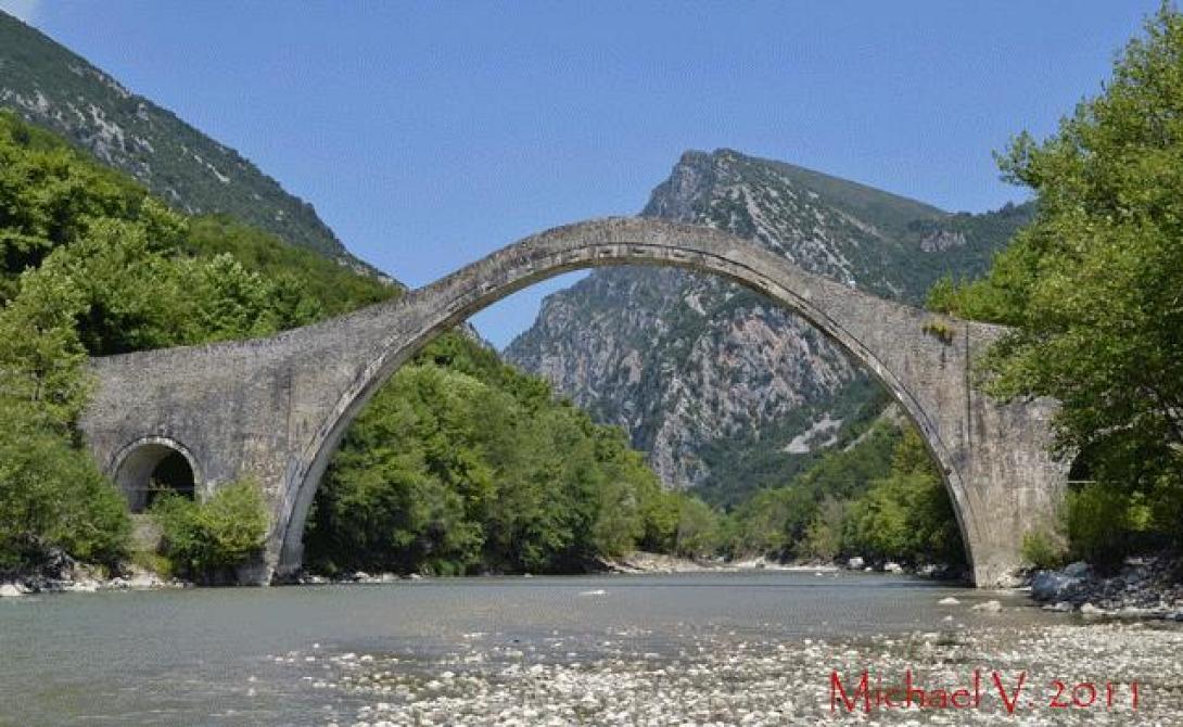 Θλίψη για την κατάρρευση του γεφυριού της Πλάκας 