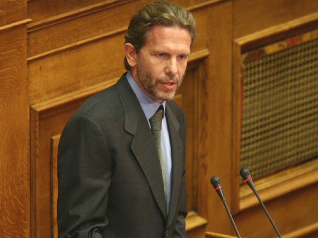 Στην Ελούντα για διακοπές ο πρώην υπουργός Πολιτισμού Παύλος Γερουλάνος