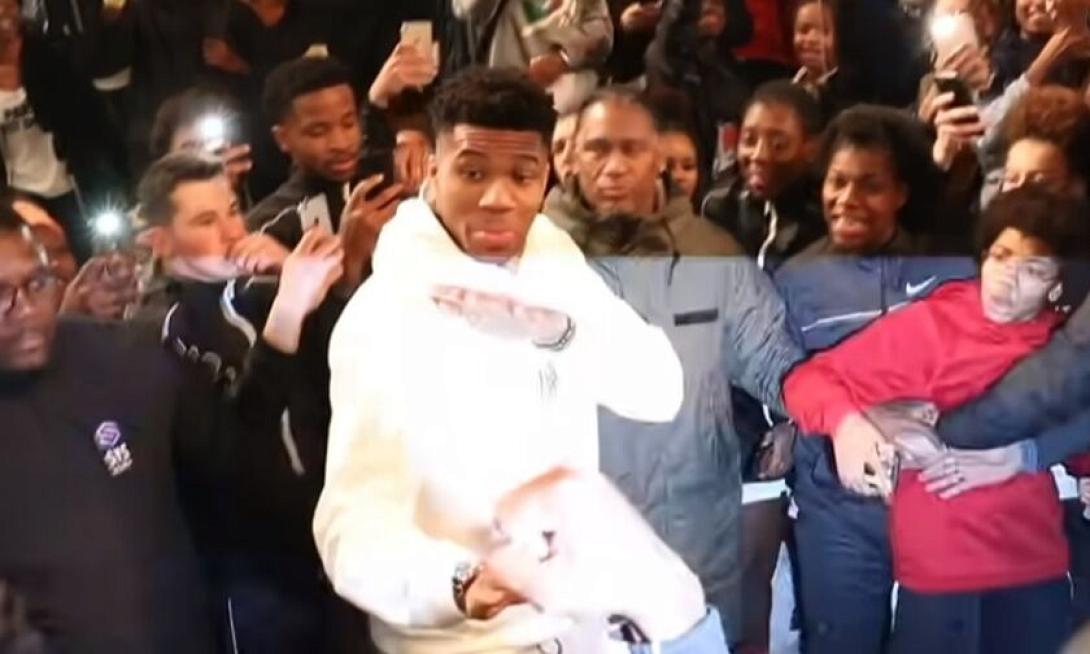 Ο Γιάννης Αντετοκούνμπο στο Παρίσι.jpg