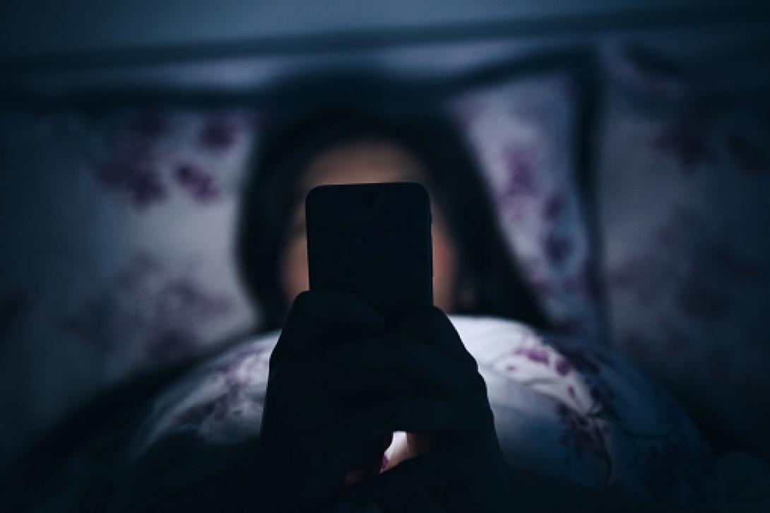 girl-using-phone-in-bed-in-the-dark.jpg