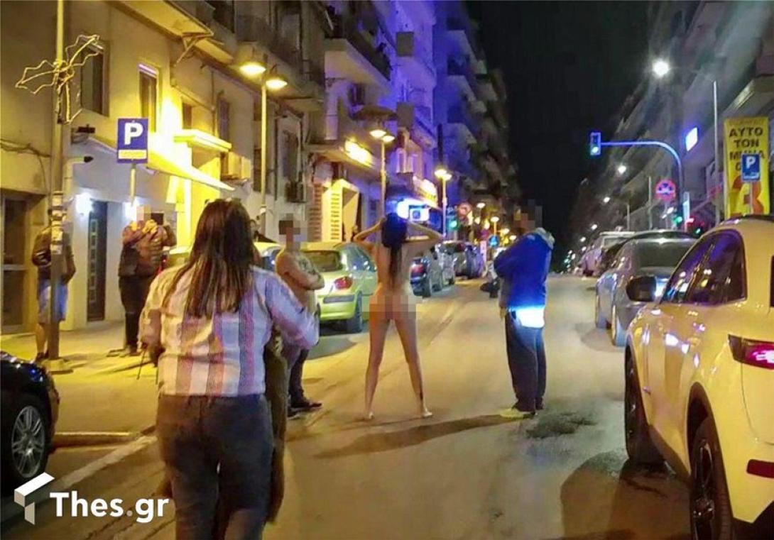 γυμνή γυναίκα σε κεντρικό δρόμο
