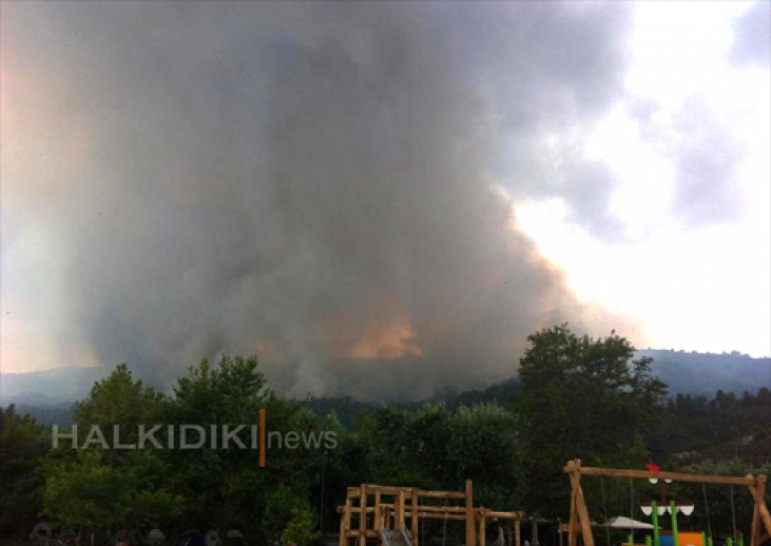 Μεγάλη πυρκαγιά στη Σιθωνία - 1,5 χλμ το πύρινο μέτωπο