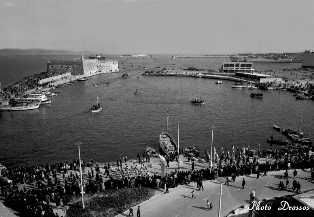 Παρέλαση μπροστά από τον Κούλε