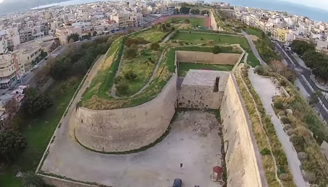 Πέταξαν για λίγο πάνω από το Ηράκλειο, πριν προσγειωθούν στα Χανιά
