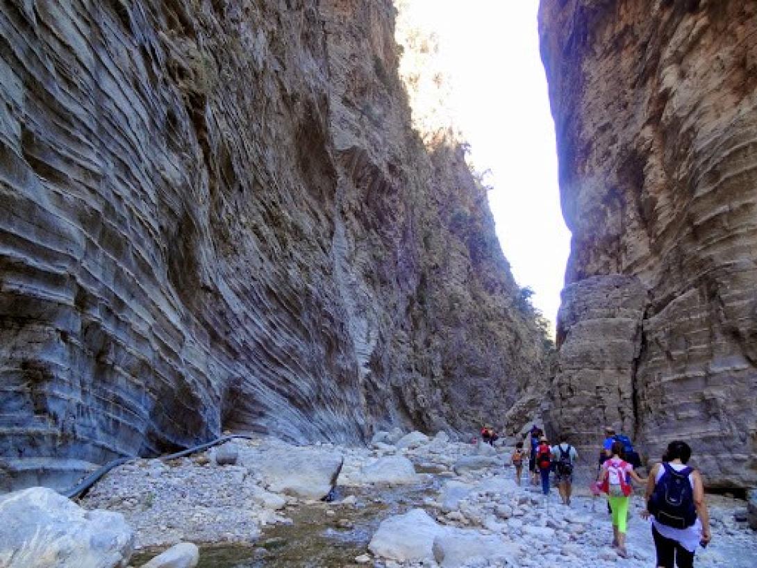 hiking_the_way_down_to_agia_roumeli.jpg