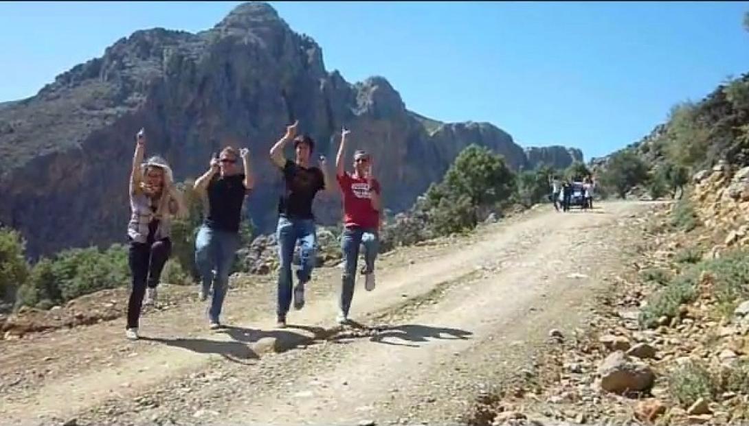 Ξένοι φοιτητές γυρίζουν... χορεύοντας την Κρήτη! (βίντεο)