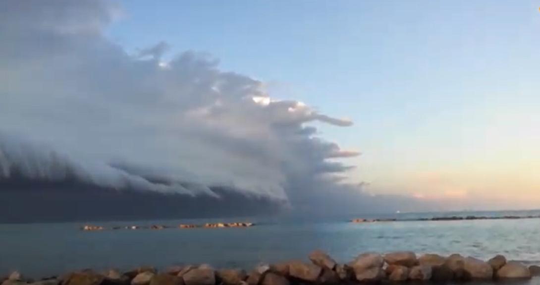 σύννεφο τσουνάμι