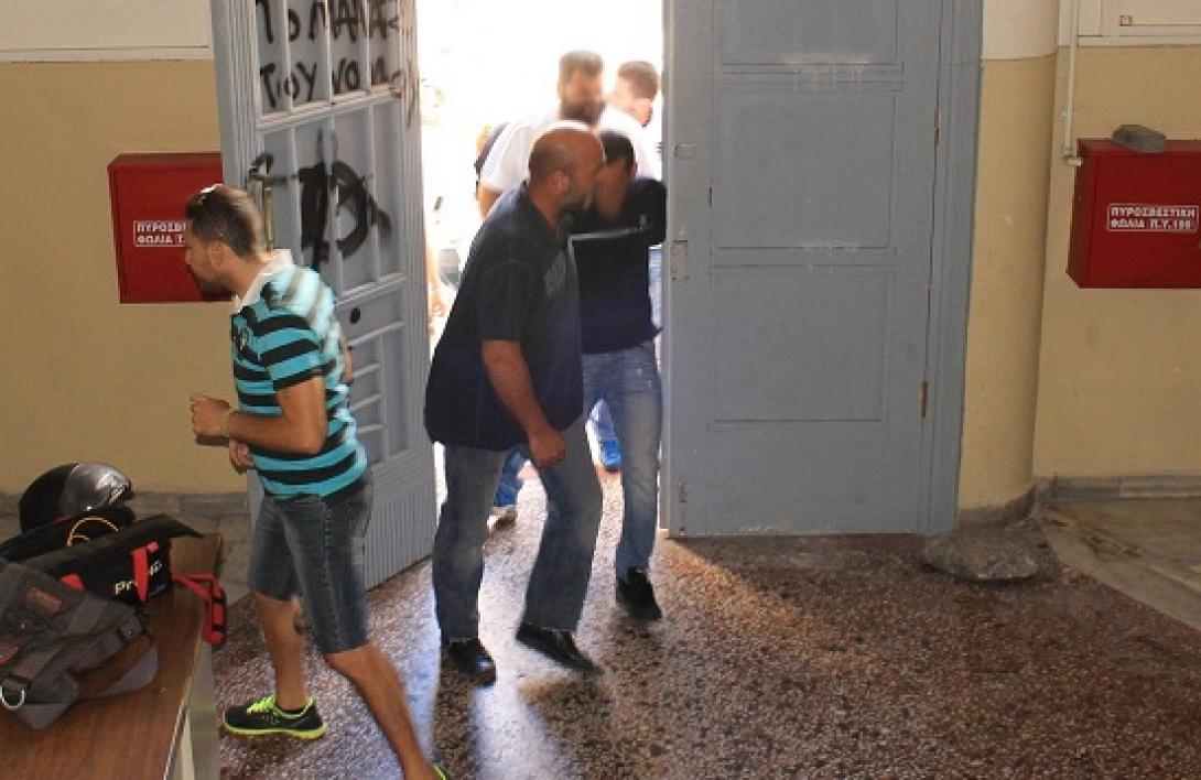 Απολογούνται οι νεαροί - Εμφανίστηκε και ο 32χρονος - &quot;Αστακός&quot; το δικαστικό μέγαρο Ηρακλείου