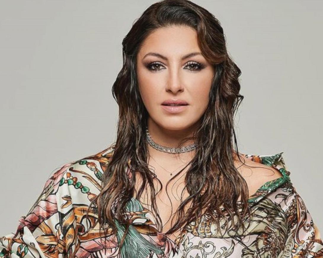 i-elena-paparizou-se-mia-akros-entyposiaki-fotografisi-pou-afinei-thymata.jpg