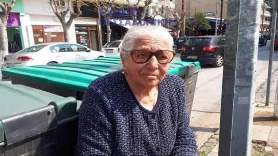 i_giagia_me_ta_terlikia_kynigise_listi_me_ti_magkoyra.jpg