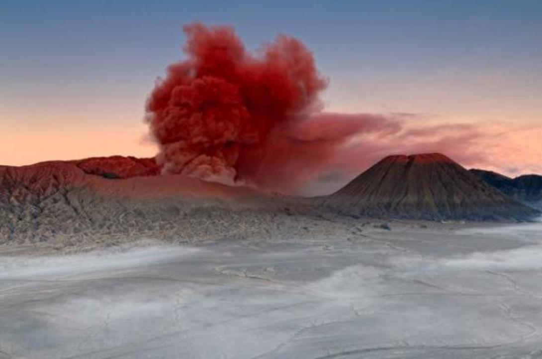 Mount Bromo: Κόκκινοι καπνοί πάνω από το ηφαίστειο.