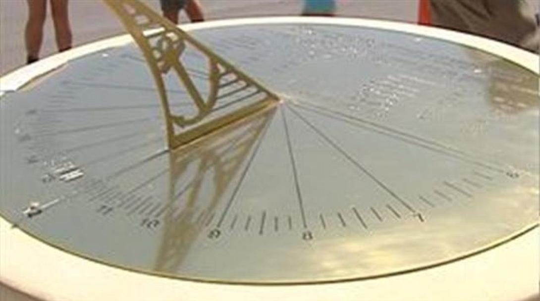 Οι μαθητές κατασκευάζουν ηλιακό ρολόι στον Καράβολα!