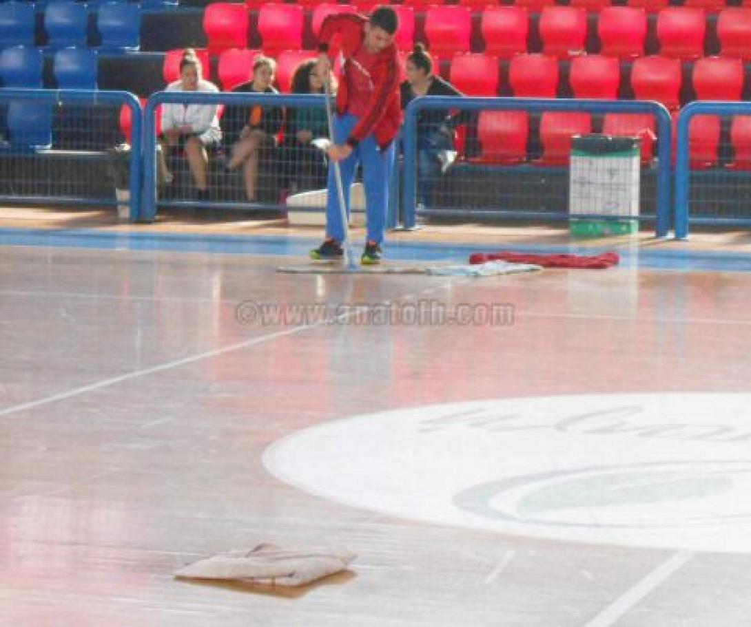 Βρέχει στο ...κλειστό γυμναστήριο της Ιεράπετρας. Kινδύνευσαν αθλητές στο τερέν