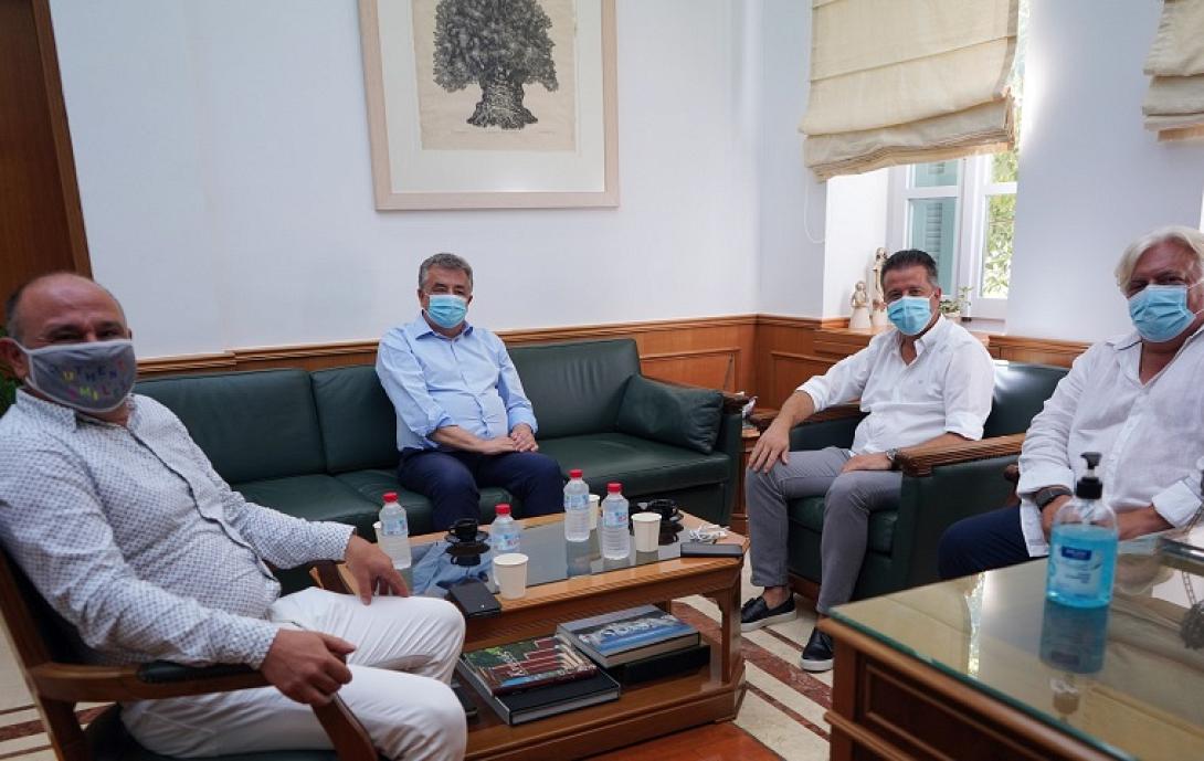 Συνάντηση Αρναουτάκη με τον Πρόεδρο της Πανελλήνιας Ομοσπονδίας Ξενοδόχων