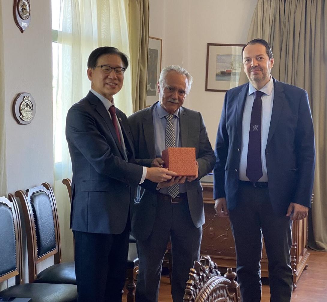 ΟΛΗ πρέσβης