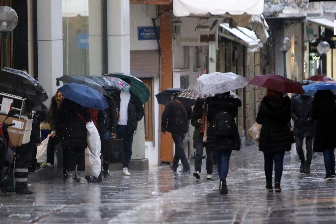 Με τις ομπρέλες ανά χείρας "ξεχύθηκαν" στην αγορά