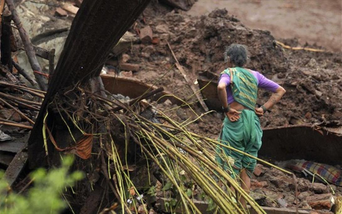 Ινδία: Φόβοι για 150 νεκρούς από τις κατολισθήσεις