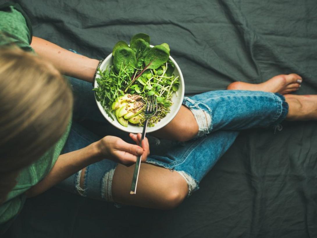φυτικές ίνες-λαχανικα-σαλάτα-γυναίκα-φούσκωμα.jpg