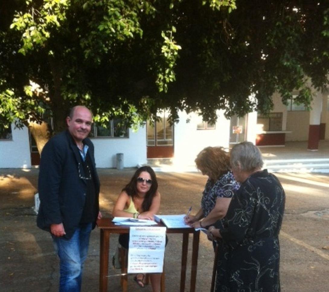 Μαζεύει υπογραφές στην Ιερά Μονή Παναγίας Καλυβιανής, ο Γιάννης Μιχελογιαννάκης