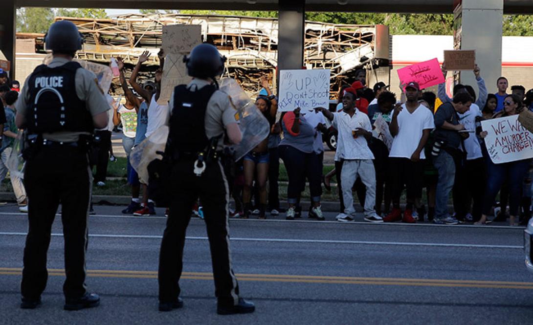 ΗΠΑ: Οργή προκάλεσε η είδηση ότι ο αστυνομικός που σκότωσε 18χρονο δεν θα παραπεμφθεί σε δίκη