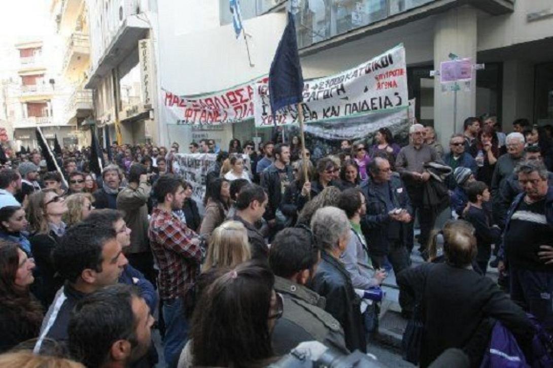 Νέοι και γέροι έδωσαν... ραντεβού στην Πλατεία Ελευθερίας