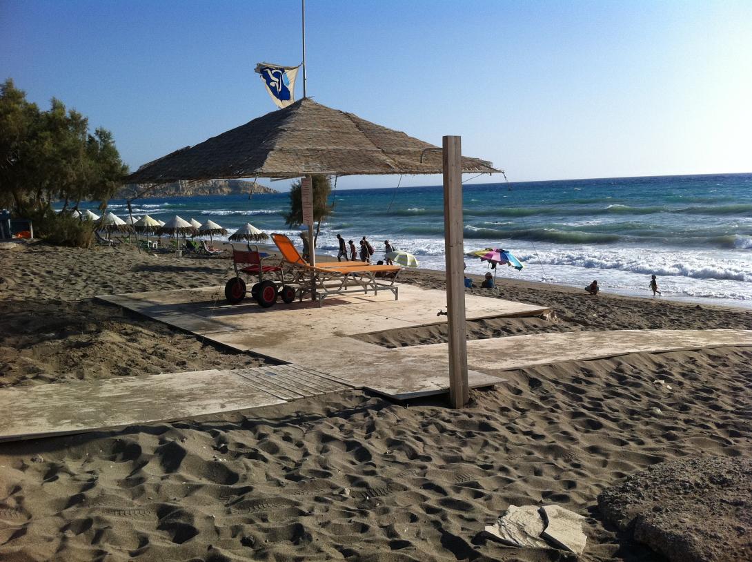 Εύκολη πρόσβαση των ΑΜΕΑ προς τη θάλασσα στο Καλαμάκι