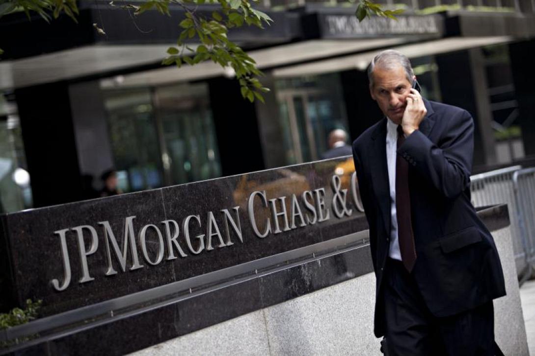  JPMorgan-άνδρας-κινητό.jpg