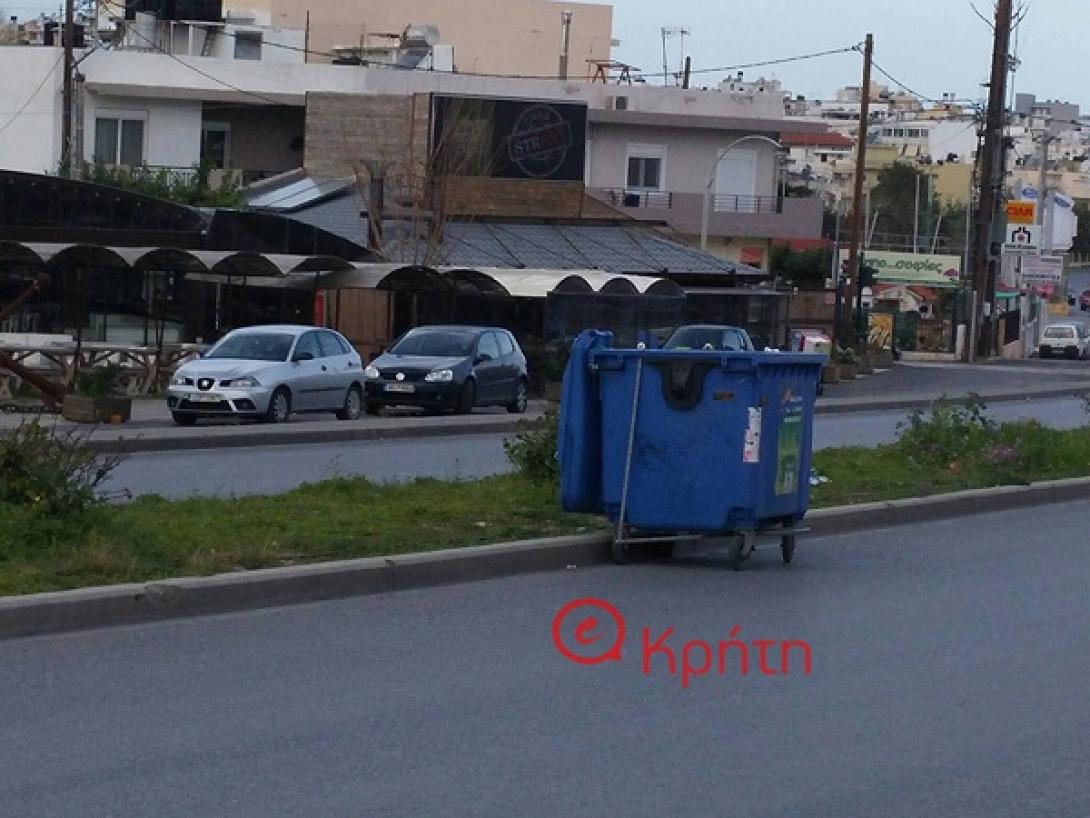 Ηράκλειο: Κάδος ανακύκλωσης &quot;ξεφύτρωσε&quot; στη μέση του δρόμου (φωτο)