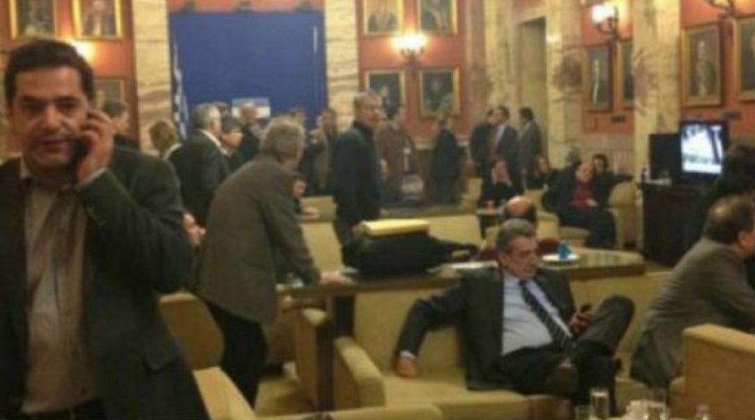 Απολύσεις.. η απάντηση του καφενείου της Βουλής στο &quot;μαχαίρι&quot; για τους καφέδες 
