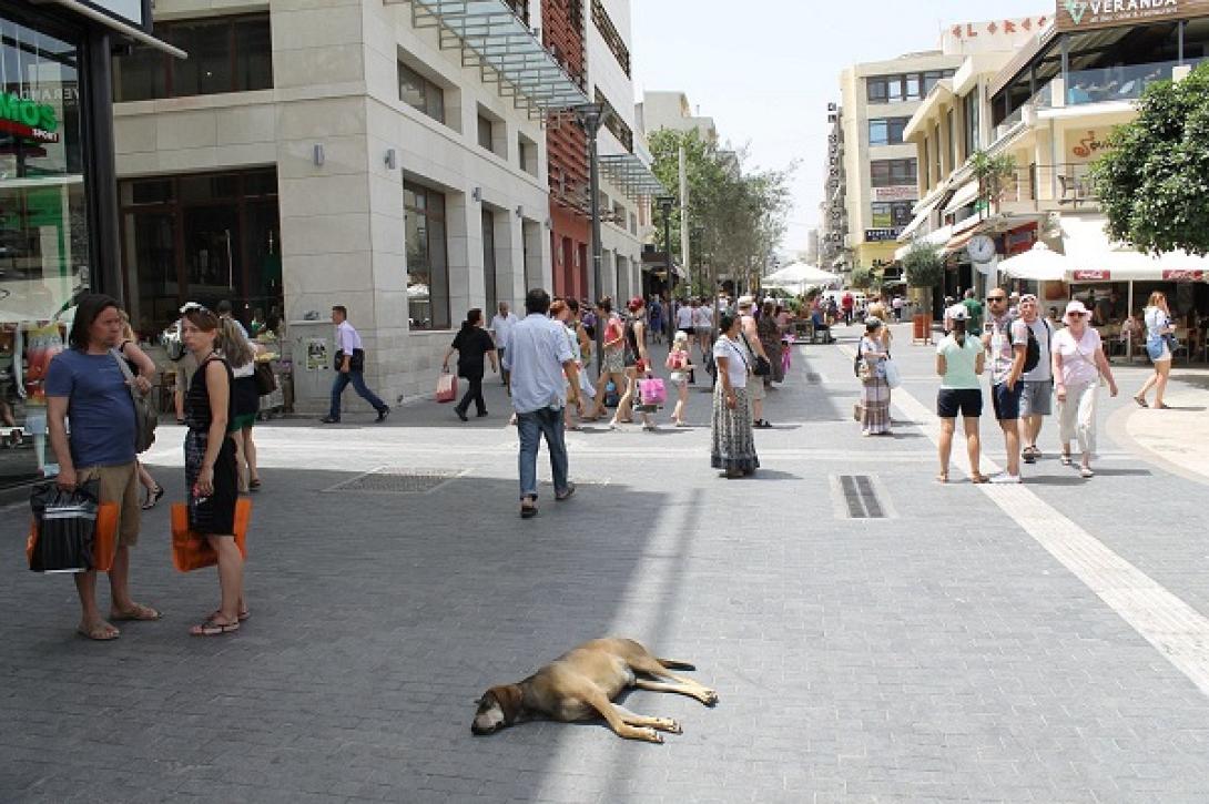 "Καυτό" το κέντρο του Ηρακλείου - Με μαγιό κυκλοφορούσαν οι τουρίστες! (φωτογραφίες)