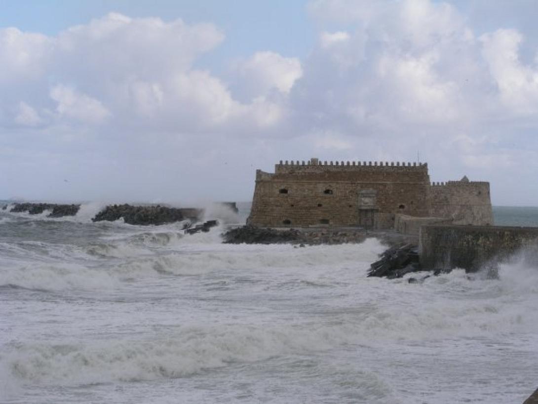 Θυελλώδεις άνεμοι σαρώνουν την Κρήτη - Έκτακτο δελτίο από την ΕΜΥ