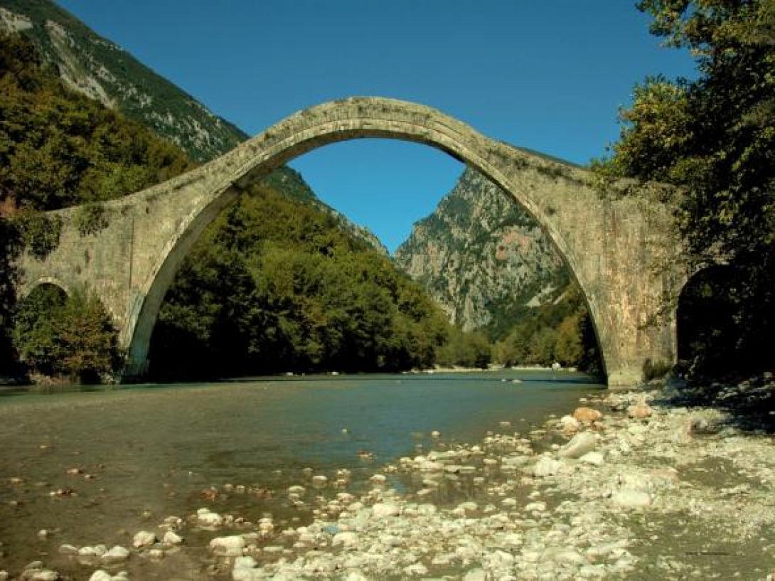 Άρτα: Κατέρρευσε από την κακοκαιρία το ιστορικό γεφύρι της Πλάκας