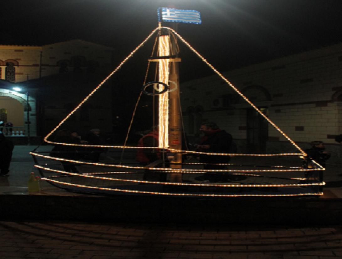 Φωταγωγήθηκε το καραβάκι στην πλατεία της Παναγίτσας στο Μασταμπά