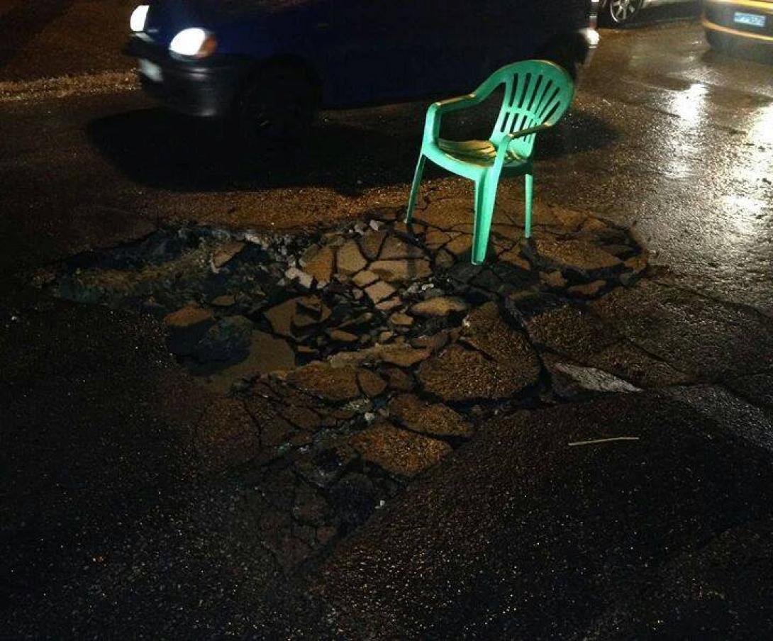Ο αυτοσχέδιος "θρόνος" της προχειρότητας στην οδό Ολύμπου 