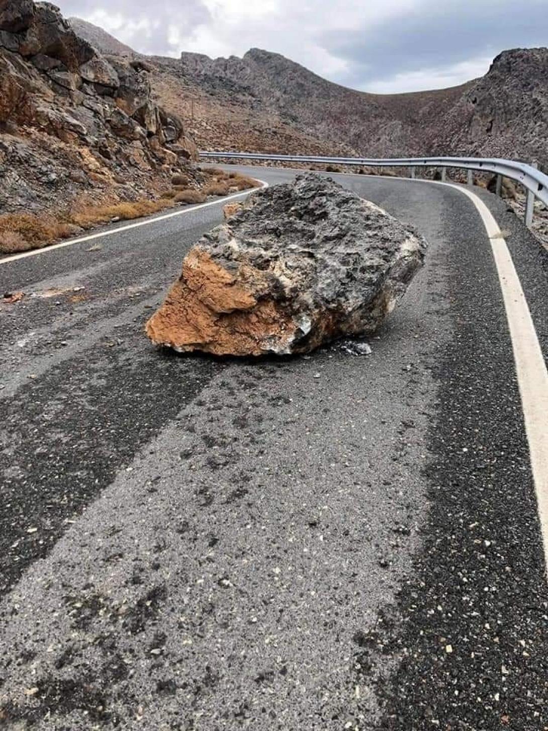 Τεράστιος βράχος αποκολλήθηκε και έπεσε στο δρόμο